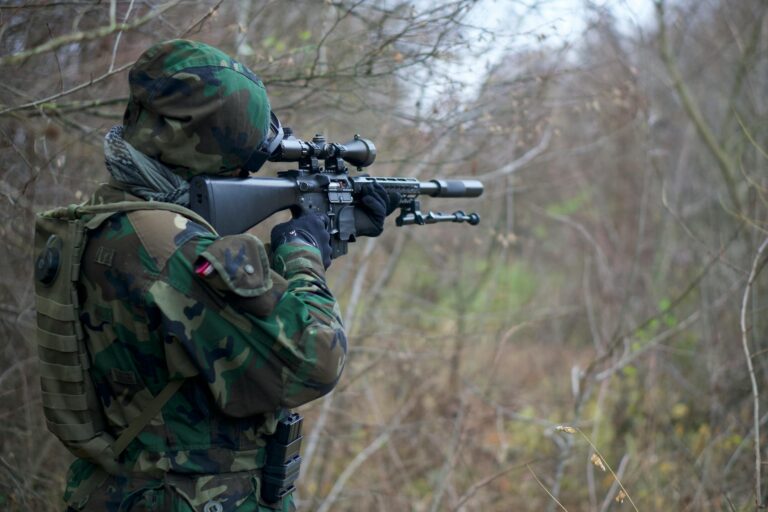 Airsoft-Spieler in Schutzkleidung diskutieren realistische Erwartungen vor dem Einsatz