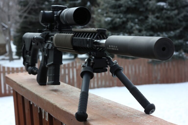 Airsoft-Spieler koordinieren effektiv im Gelände über Funkgeräte während des Einsatzes