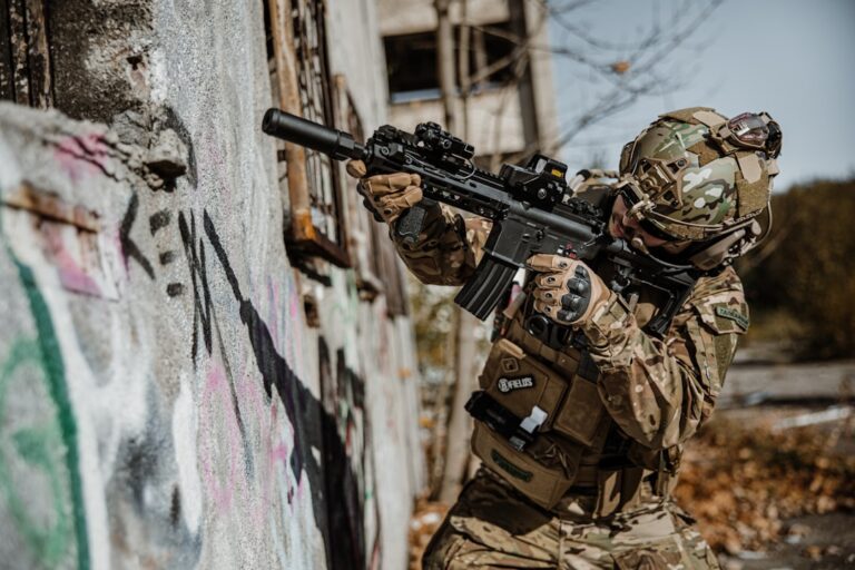 Airsoft-Spieler mit günstiger Ausrüstung und Schutzbrille beim taktischen Training