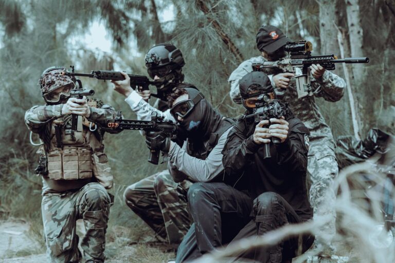 Airsoft Waffe mit F-Zeichen Kennzeichnung für sichere Nutzung auf dem Spielfeld
