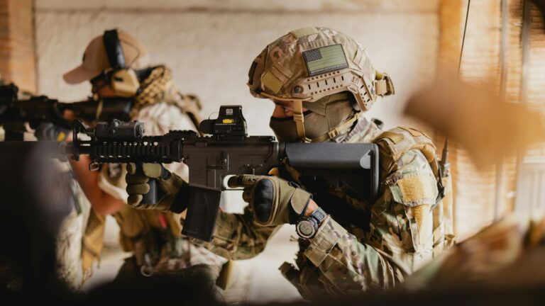 Airsoft Spieler in funktionalem taktischen Outfit bei Einsatz auf Spielfeld