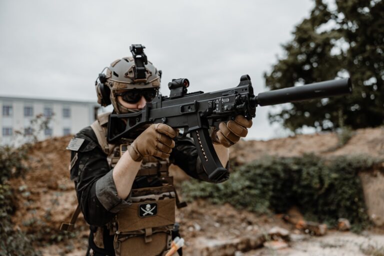 Airsoft-Spieler passt Hop-Up und BB für bessere Reichweite an