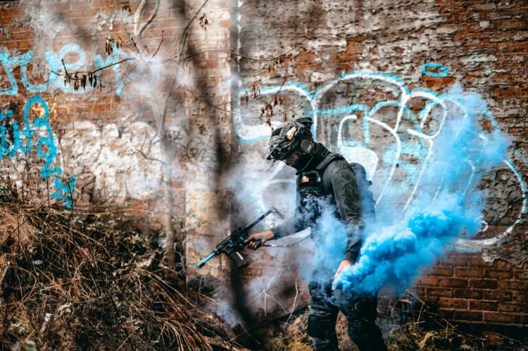 Airsoft Szenarien Typen verstehen und passende Spielvarianten entdecken Airsoft-Spieler bei taktischem Szenario mit Teamarbeit und strategischem Einsatz