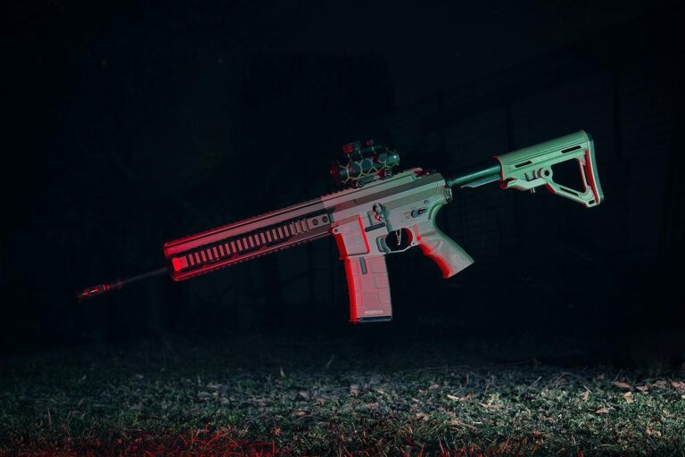 Jugendliche spielen Airsoft mit spezieller Ausrüstung und Schutzkleidung