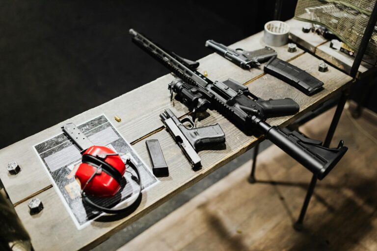 Airsoft Waffenzubehör für Einsteiger mit Schutzbrille Ersatzmagazinen und Zielhilfe