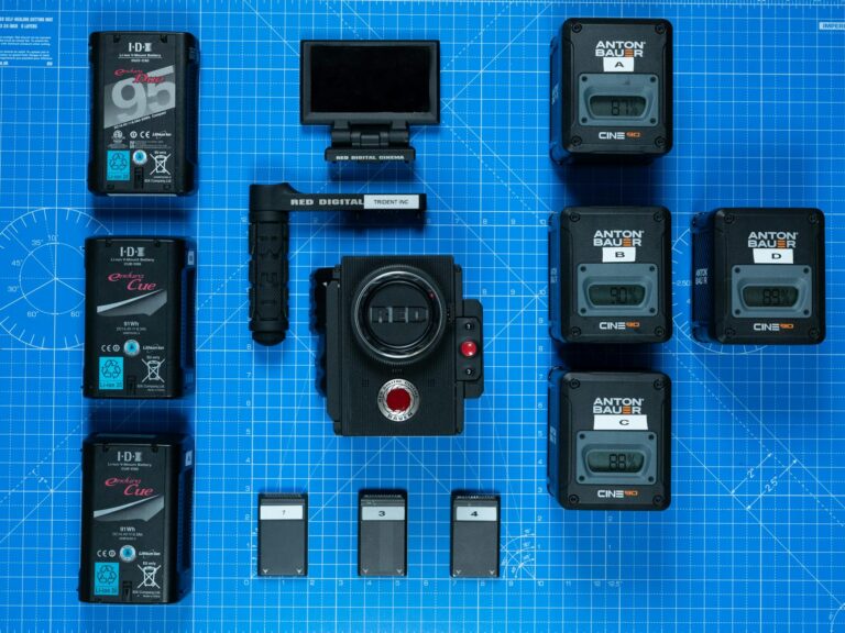 Akkus richtig laden und pflegen bei Airsoft – diese Fehler vermeiden Airsoft-Akku am Ladegerät zum richtigen Laden und Pflegen der Batterien