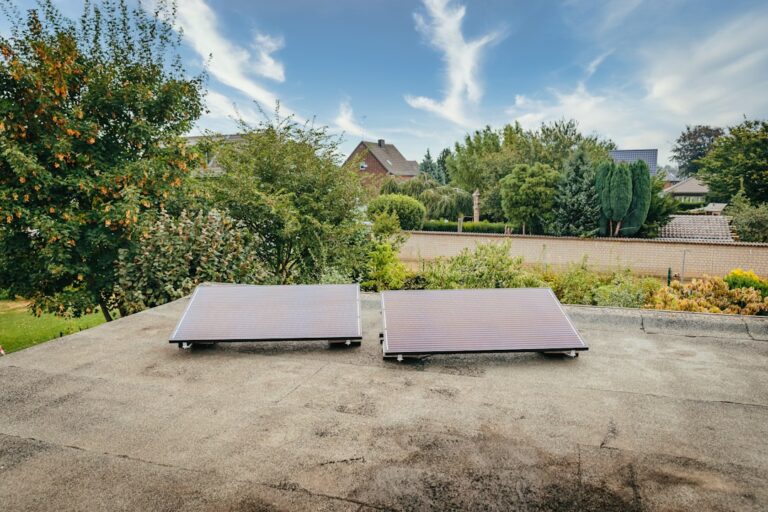Kleines Balkonkraftwerk auf Balkon für nachhaltigen Eigenstrom zu Hause