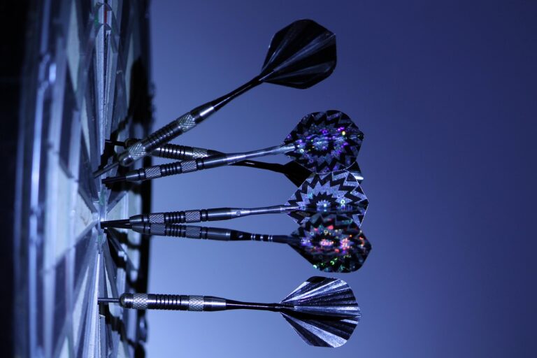 Verbessere deine Darts Fähigkeiten mit effektiven Techniken und Übungen Mann trainiert Darts Wurftechnik für mehr Präzision und Spielstärke