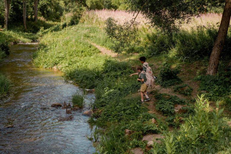Jugendliche in Schutzkleidung spielen sicher in einem einsteigerfreundlichen Airsoftpark