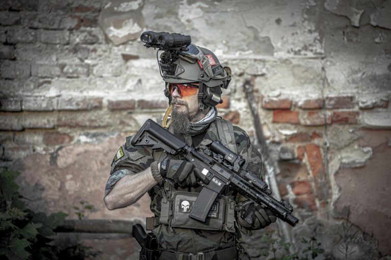 Outdoor Airsoft Spieler in waldreichem Spielfeld mit natürlicher Deckung