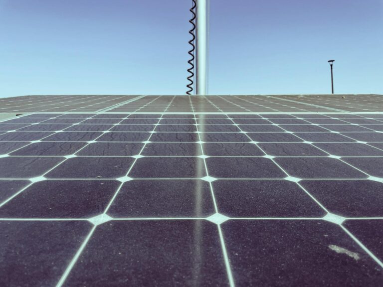 Photovoltaik Solar Paneele versorgen nachhaltige Energie für mobiles Airsoft-Equipment