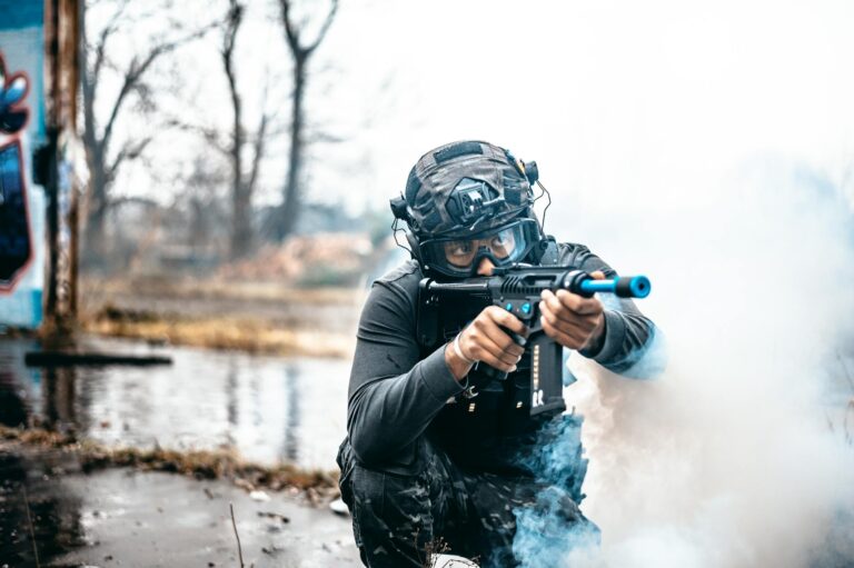 Airsoft-Einsteiger mit Schutzbrille und Ausrüstung für sicheres Spiel